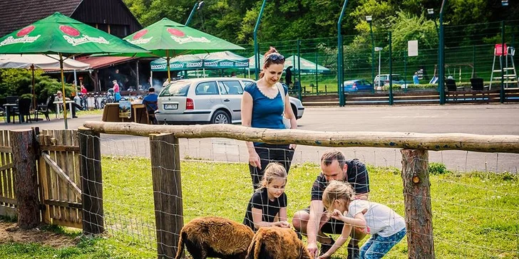 Nálož žebírek a hodina minigolfu pro dva u Luhačovické přehrady