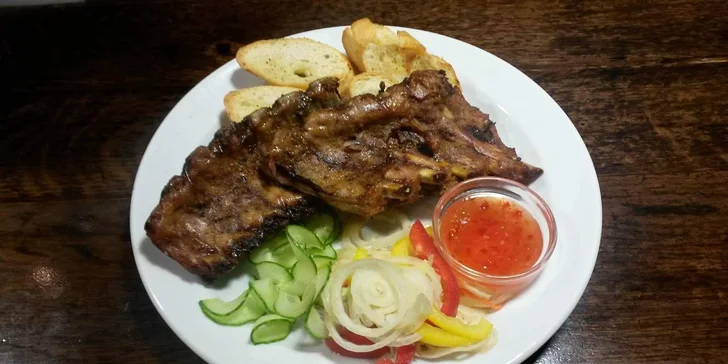 600 gramů lahodných marinovaných žebírek s pečivem a sweet chilli omáčkou
