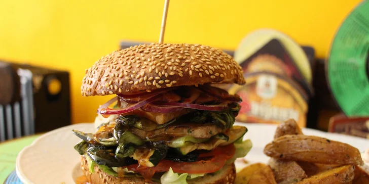 Masitý Maxi Bacon burger nebo vegetariánský Tofu burger a americké brambory