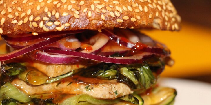 Masitý Maxi Bacon burger nebo vegetariánský Tofu burger a americké brambory