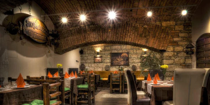 Dva svěží saláty a sklenička makedonského vína v restauraci Singidunum