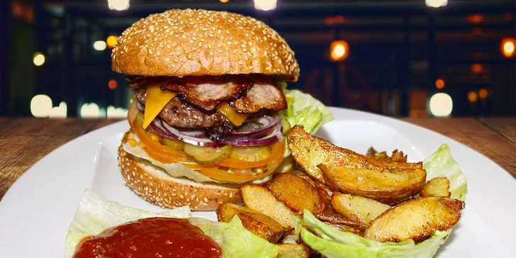 Masitý Maxi Bacon burger nebo vegetariánský Tofu burger a americké brambory