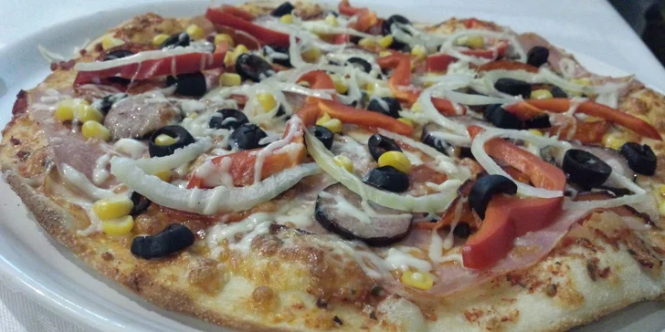 Zahrajte si bowling a pochutnejte si na 2 křupavých pizzách z klubu Bowling Sky