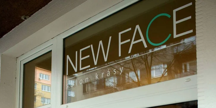 Krásné nožky s mokrou pedikúrou v salonu New Face