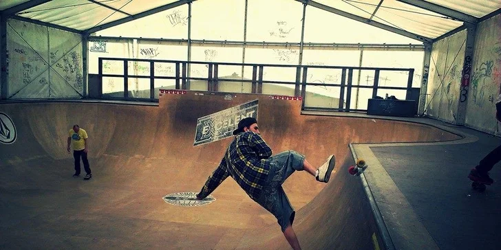 Adrenalin na kolečkách: Hodinový kurz nebo zapůjčení Freeline Skates