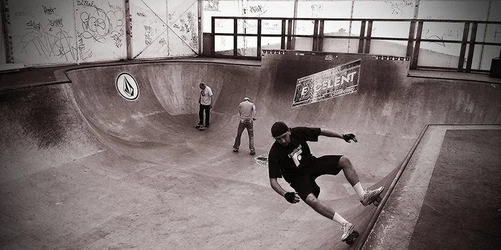 Adrenalin na kolečkách: Hodinový kurz nebo zapůjčení Freeline Skates