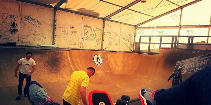 Adrenalin na kolečkách: Hodinový kurz nebo zapůjčení Freeline Skates