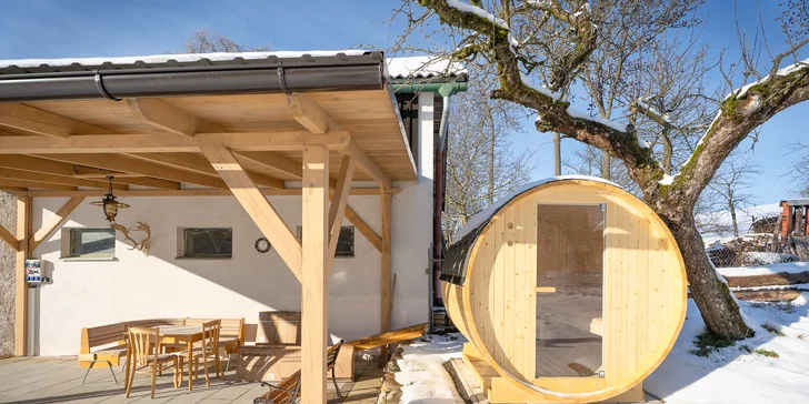 U všech apartmánů je možné si připlatit relaxaci ve venkovní sudové sauně. 
