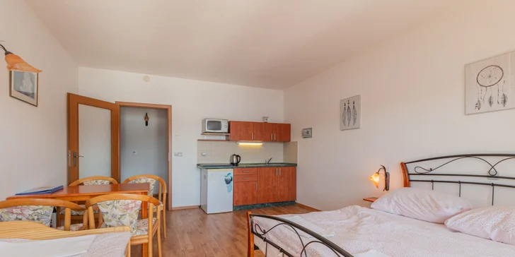 Ubytujete sa v pohodlných apartmánoch pre 2 až 6 osôb s vlastnou kúpeľňou, kuchynkou, chladničkou, televíziou a trezorom.