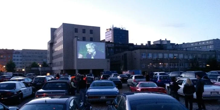 Zábava pod otevřenou oblohou: vstup do autokina v Plzni vč. občerstvení