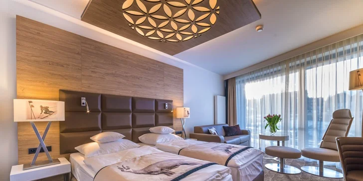 V pokojích nechybí klimatizace, trezor, minibar, set na přípravu kávy a čaje, satelitní TV ani bezplatné Wi‑Fi připojení.