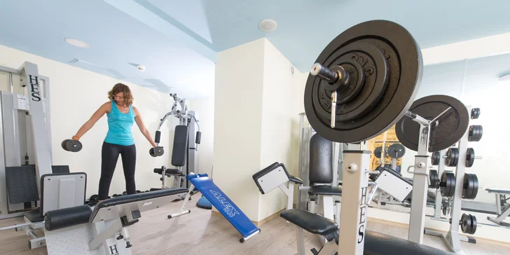 Nechýba vybavené fitness.