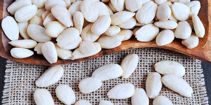 1/2 kg vakuově balených mandlí v prvotřídní kvalitě