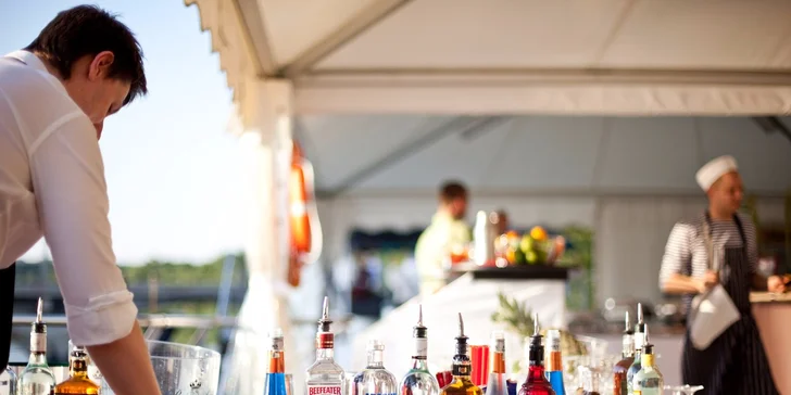Nedělní brunch ve stylu „sněz, co můžeš“ na palubě lodi Rohan Boat Prague
