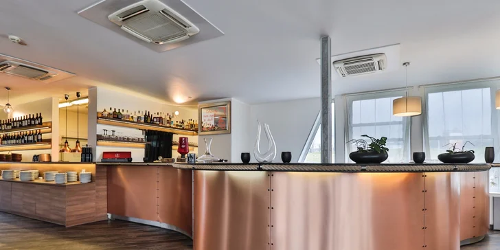 Nedělní brunch ve stylu „sněz, co můžeš“ na palubě lodi Rohan Boat Prague