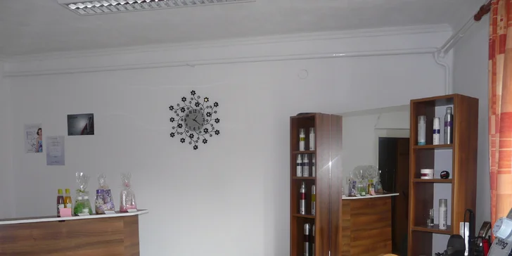 Moderní střih s barvou nebo melírem