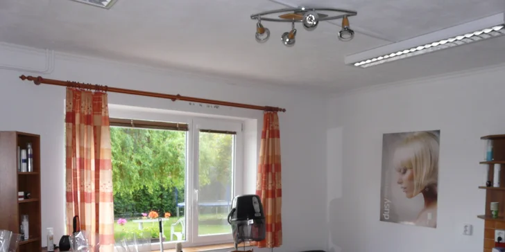 Moderní střih s barvou nebo melírem