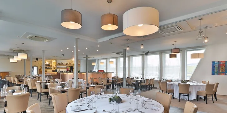 Nedělní brunch ve stylu „sněz, co můžeš“ na palubě lodi Rohan Boat Prague