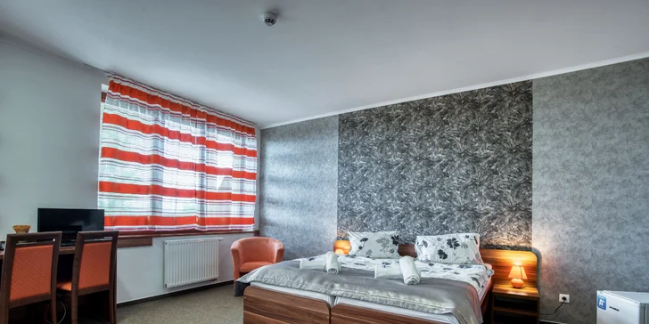 Dvoulůžkový pokoj slibuje pohodovou dovolenou pro celou rodinu.