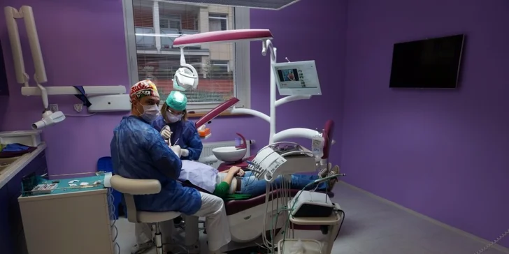 Stomatochirurgický zákrok: Zubní implantát a metalokeramická korunka