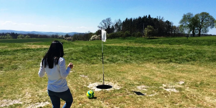 Vyzkoušejte footgolf – zábavnou verzi golfu, která se hraje s kopačákem