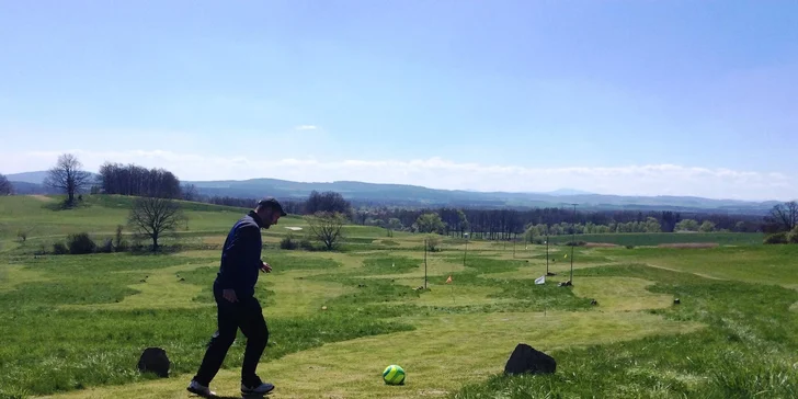 Vyzkoušejte footgolf – zábavnou verzi golfu, která se hraje s kopačákem