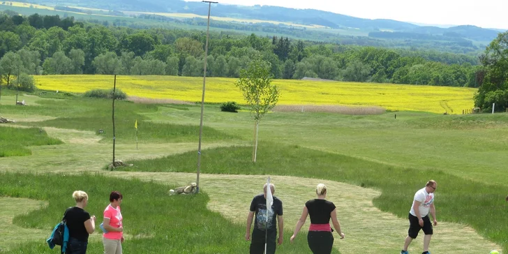 Vyzkoušejte footgolf – zábavnou verzi golfu, která se hraje s kopačákem