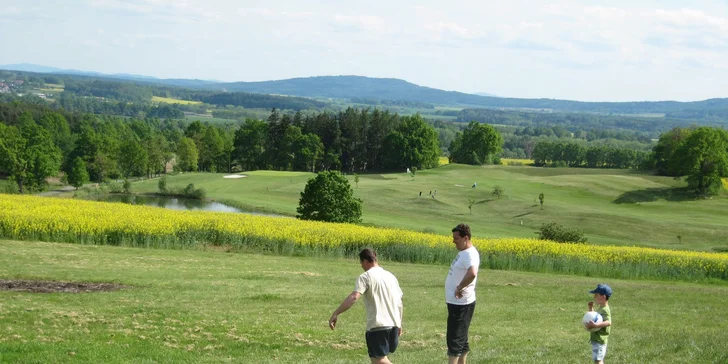 Vyzkoušejte footgolf – zábavnou verzi golfu, která se hraje s kopačákem