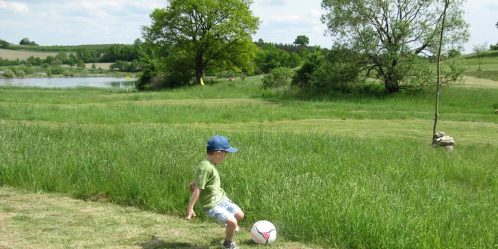 Vyzkoušejte footgolf – zábavnou verzi golfu, která se hraje s kopačákem