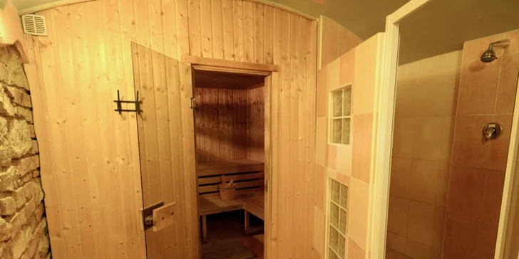 U sauny je rovněž sprcha, ručníky a prostěradla vám zapůjčí.