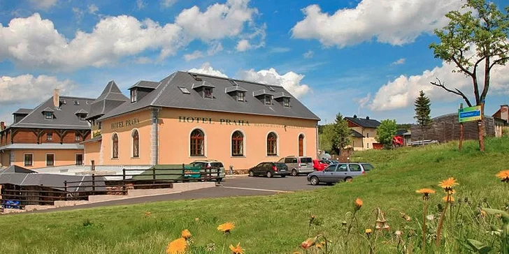 Aktivní pobyt i lenošení v Krušných horách: neomezený bazén i hodina sauny