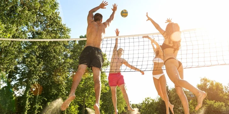 2 hodiny beach volejbalu pro partu až 10 přátel