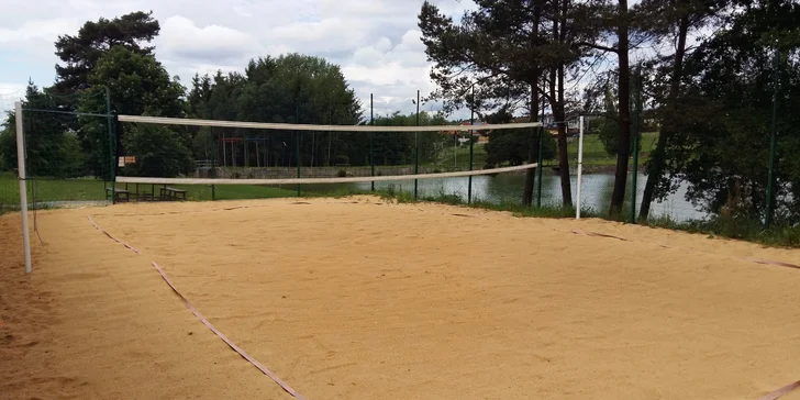 2 hodiny beach volejbalu pro partu až 10 přátel