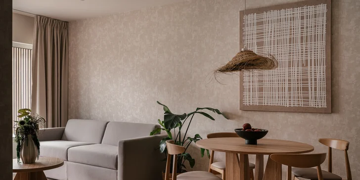Apartmán sa skladá zo spálne s manželskou posteľou a obývacej časti, ktorej dominuje rozkladacia pohovka pre dvoch.