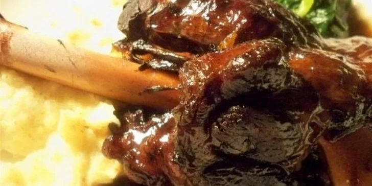 Jehněčí kolínko pečené na rozmarýnu a česneku s listovým špenátem a bramborovými plackami