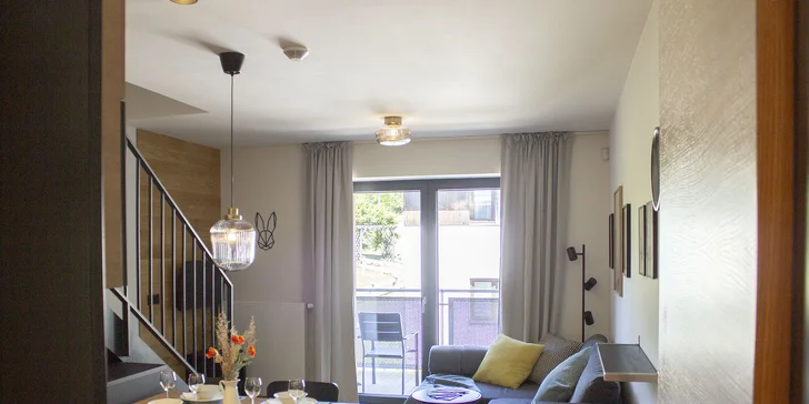 Vždy si navíc můžete vyjít na balkon a užít si výhled na skokanské můstky nebo zahradu a romantický kostelík.
