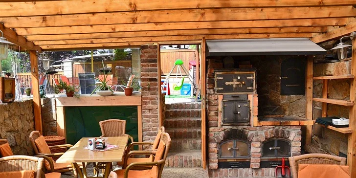 K dis­pozici je také restaurace, společenská místnost s televizí, zimní zahrada s krbem a udírnou a pergola s venkovním posezením u krbu. 