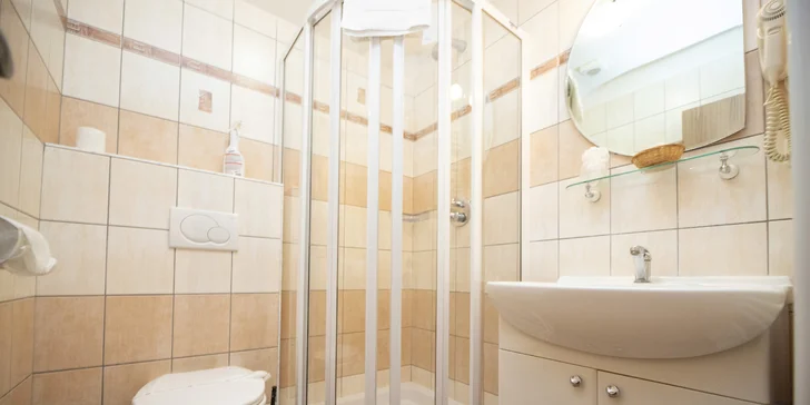 Koupelny jsou vybaveny sprchovým koutem nebo vanou, vysoušečem vlasů, hygienickou kosmetikou a ručníky. 