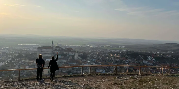 Prozkoumejte Mikulov, vyřešte sérii úkolů a rozluštěte detektivní případ z roku 1889.