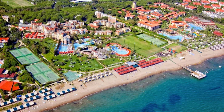 V blízkosti najdete nejen pláž, ale také 2 krásná golfová hřiště (cca 700 m).
