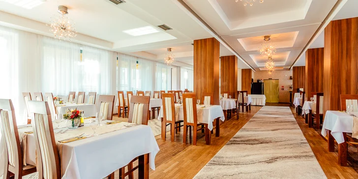  V elegantnej hotelovej reštaurácii na vás čaká pestrý výber klasických jedál, originálnych špecialít šéfkuchára či dezertov. V pobytu máte zahrnutú polpenziu.