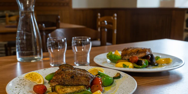 Čekají vás dva hlavní chody – hovězí (či veganský) miniburger a sumeček africký na čerstvé zelenině. 