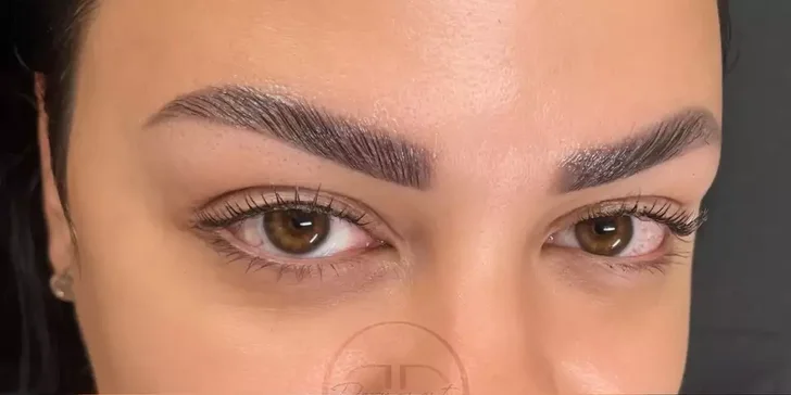 Laminácia dlhodobo obočie zafixuje, narovná a napomáha podstatne zlepšiť stav chĺpkov.
