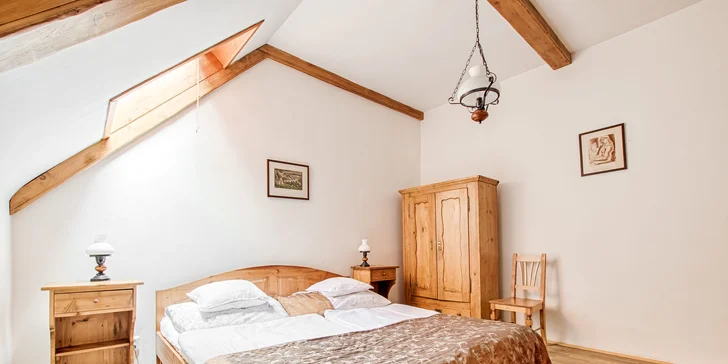 Zabydlíte se ve dvoulůžkovém pokoji nebo podkrovním apartmá. 