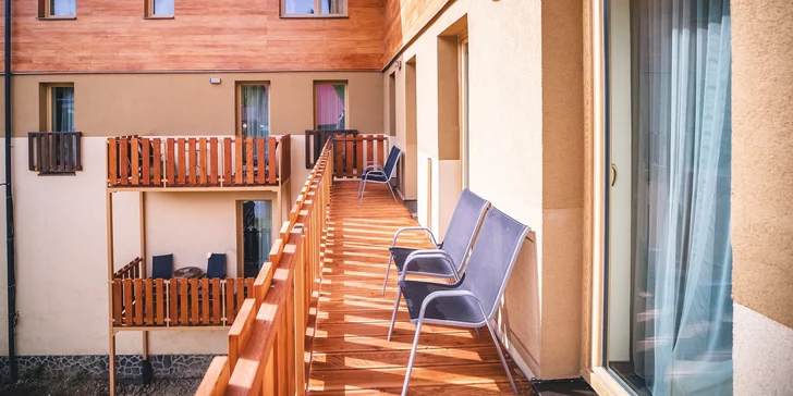 Většina pokojů má balkon nebo terasu, kde si ráno vychutnáte čerstvý horský vzduch.