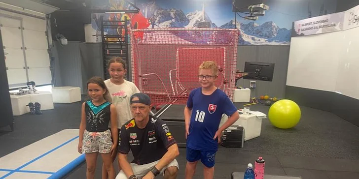 Súčasťou programu je gymnastika zameraná na flexibilitu a spevnenie celého tela.