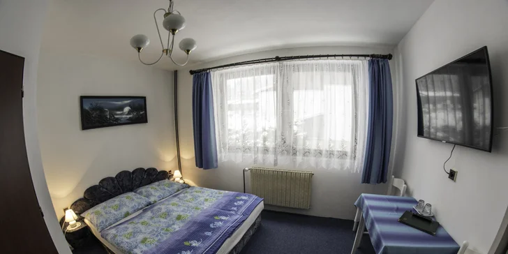 V pokoji funguje Wi-Fi a je tu TV. 