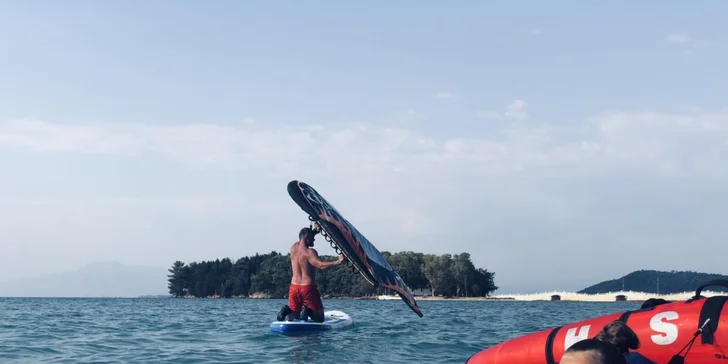 Žiadne pádlovanie! Pri wing-surfingu vás vpred poženie vietor 