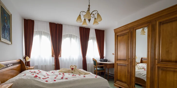 K dispozici jsou různé typy pokojů od 2lůžkového až po rodinný apartmán, kam se vejde 4 až 5 osob.