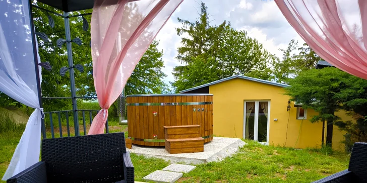 V areálu je k dispozici i vířivý koupací sud – se správnou variantou ho můžete využívat jeden den neomezeně.